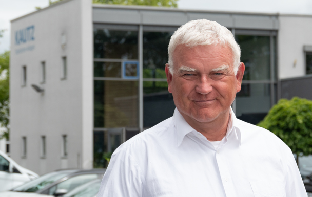 Portraitfoto von Axel Horstmann vor dem Kautz Bürogebäude