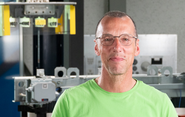 Portraitfoto von Hans-Günter Grün im Showroom von Kautz