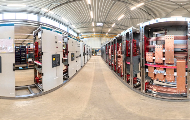 Foto der Kautz Produktion mit Blick in eine Flucht von Niederspannungsschaltanlagen